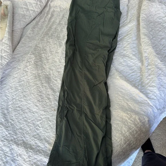 Women’s lululemon lightweight green pants size 8 - Picture 3 of 4